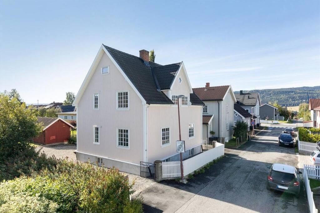 Ferienwohnung Lys Og Sentral Leilighet Med Terrasse Og Hage Lillehammer Exterior foto